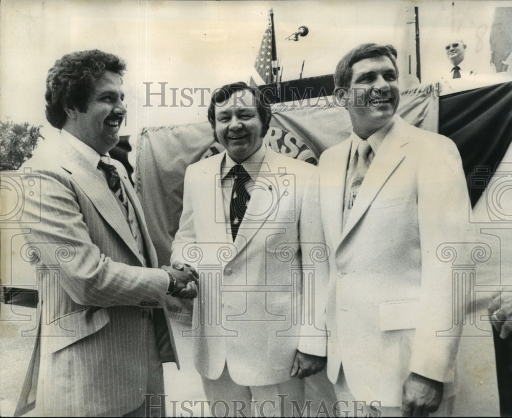 1976 Jefferson Parish inaugurated Robert Deviney Jr. as president. - Historic Images