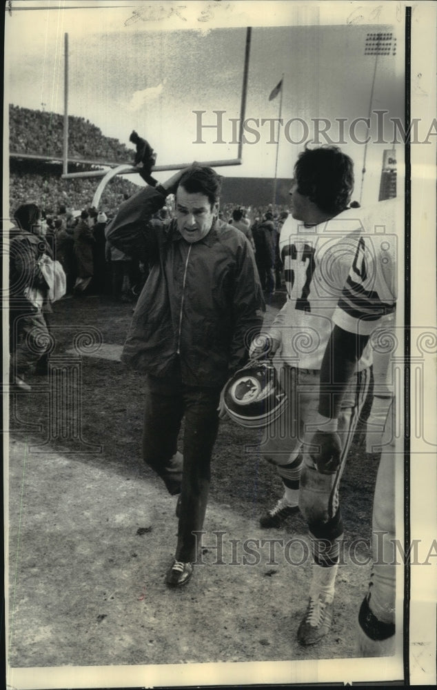 1973 Press Photo Washington coach George Allen not only lost game but his hat. - Historic Images