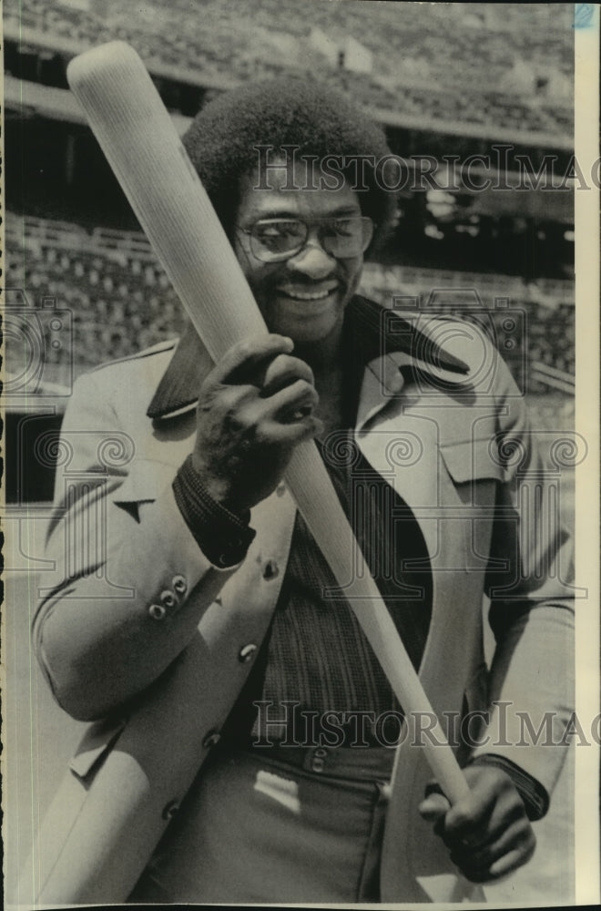 1975 Press Photo Dick Allen returns, the bat feels good in his hands. - Historic Images