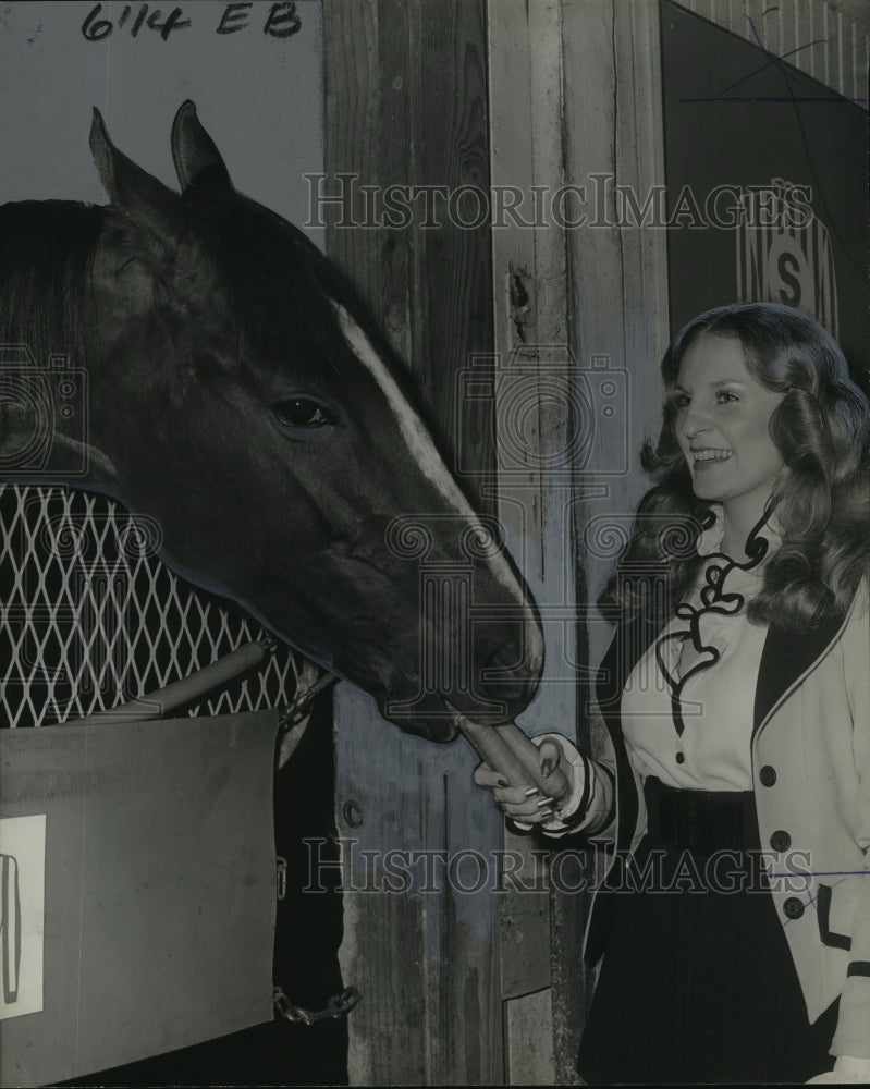 Press Photo Racehorse Lilac Lady with Usherette Elaine Crosby - nos02126- Historic Images