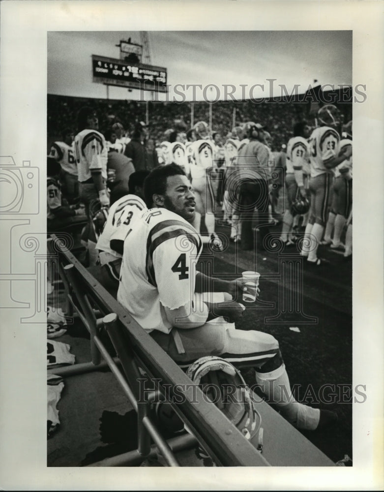 1978 Press Photo Charles Alexander on the bench in the Liberty Bowl in Memphis.- Historic Images