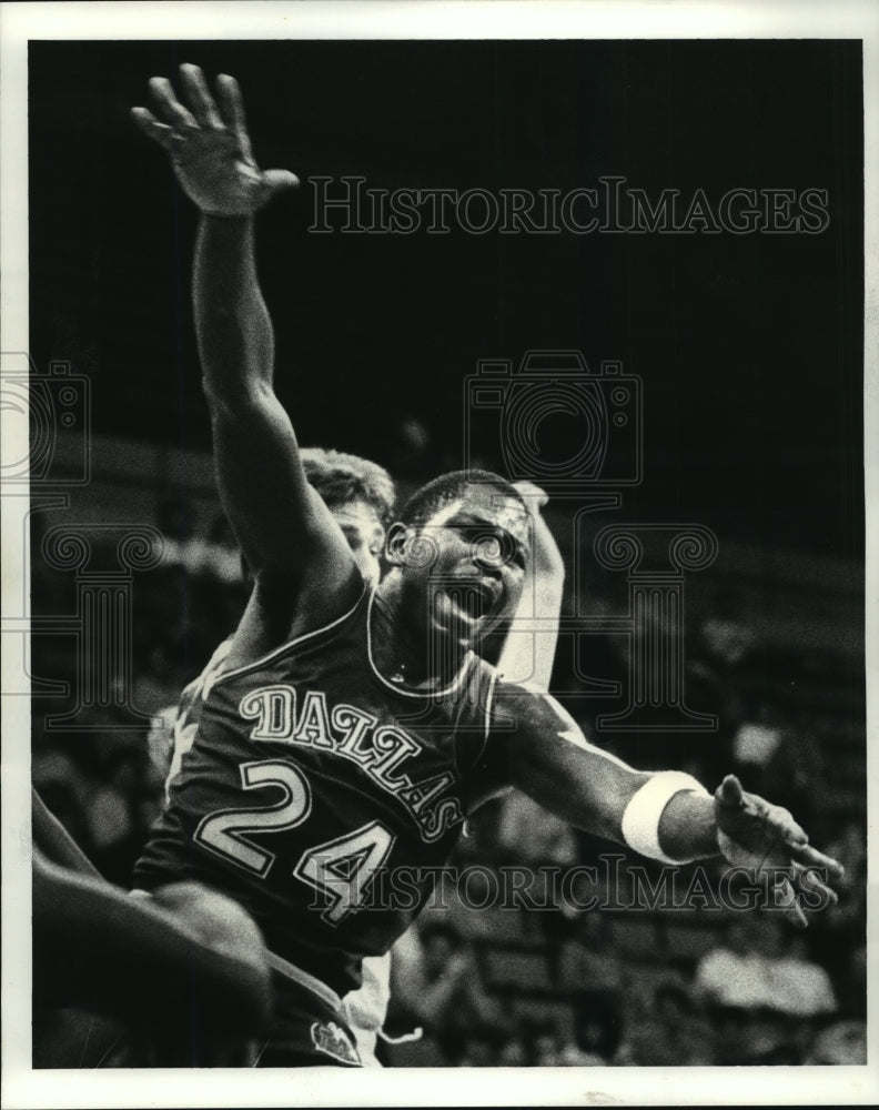 1985 Press Photo Mark Aguirre, Dallas Maverick Basketball Player at Game - Historic Images