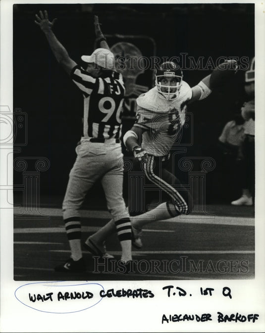 1986 Press Photo Walt Arnold, Football Player at Touchdown with Referee - Historic Images