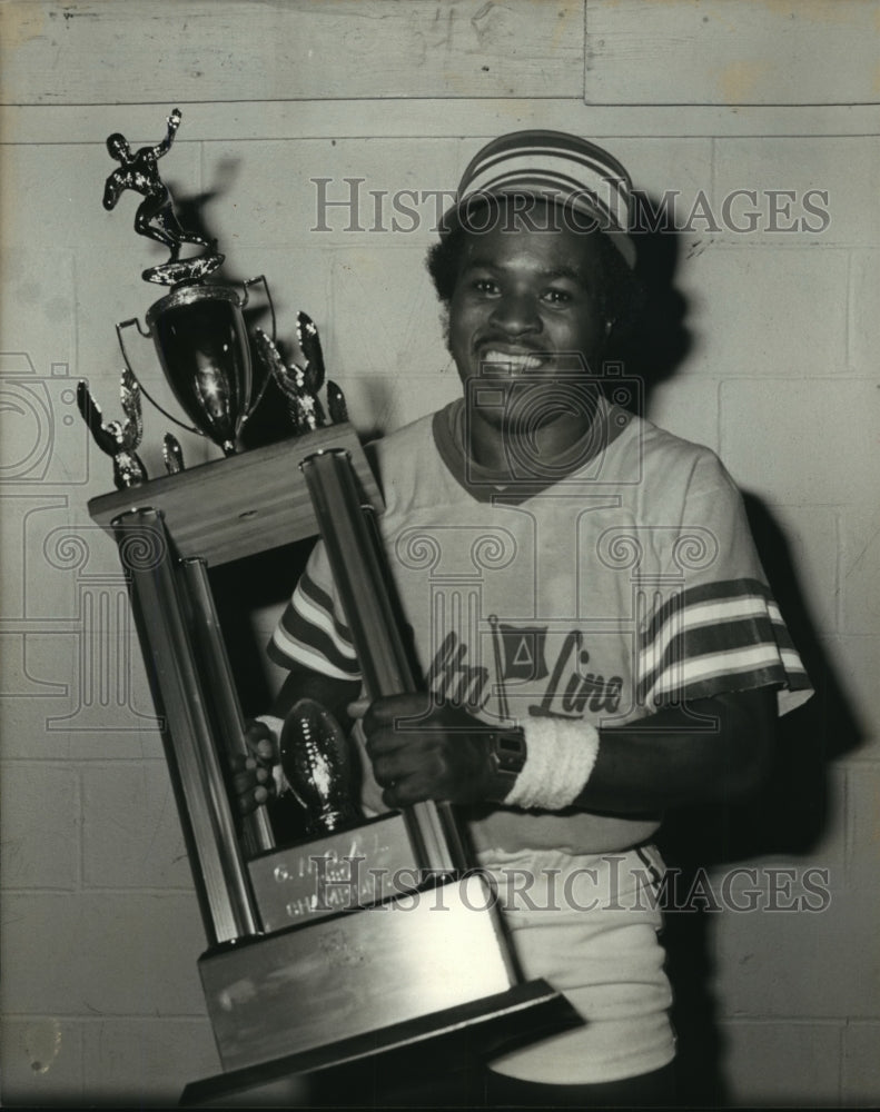 1981 Press Photo Gerald Aubrey, Delta Steamship Touch Football Player - Historic Images