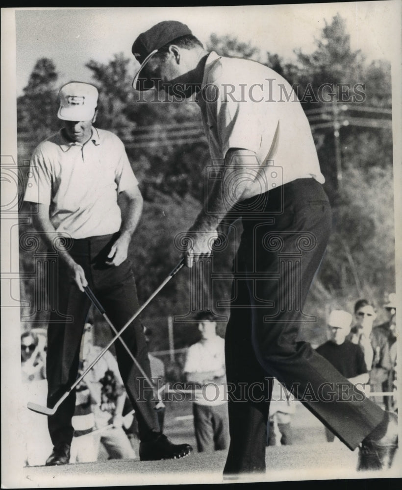 1970 Press Photo Golfers George Archer and Howie Johnson on Greens - nos02686 - Historic Images