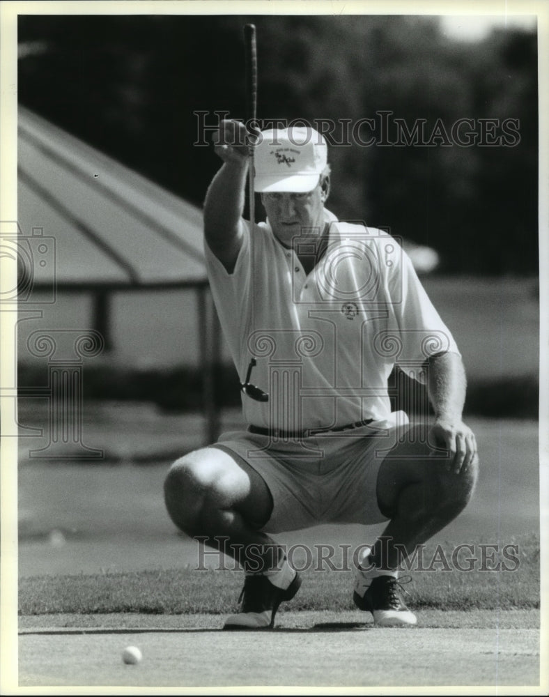 1993 Press Photo Golfer Bill Anderson Sizes Up Shot on Fourtheeth Hole Green - Historic Images