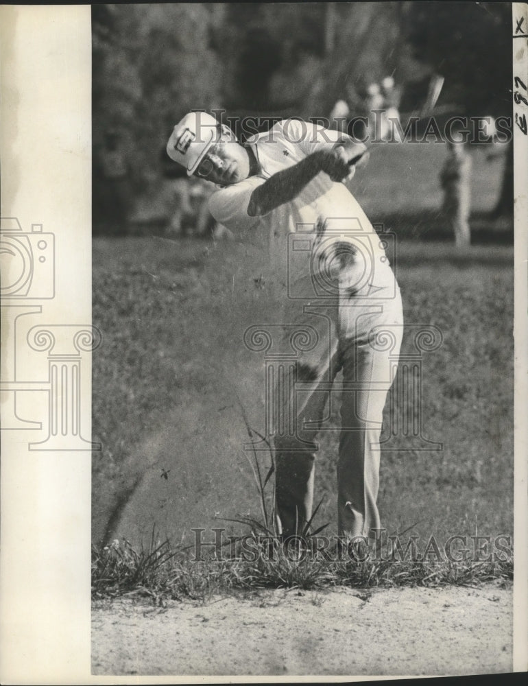 1971 Press Photo Golf Pro Frank Beard Hitting out of Rough - nos02965 - Historic Images