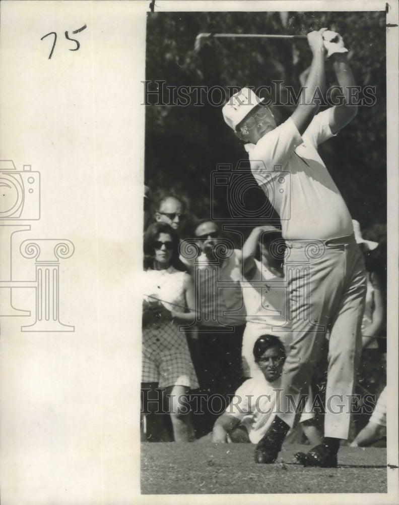 1971 Press Photo Golf - Crowd Watches Frank Beard Tee Off - nos02966- Historic Images