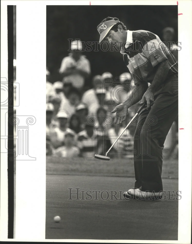 1988 Press Photo Golf - Chip Beck Tries Coaxing Ball Into the 18th Hole Cup- Historic Images