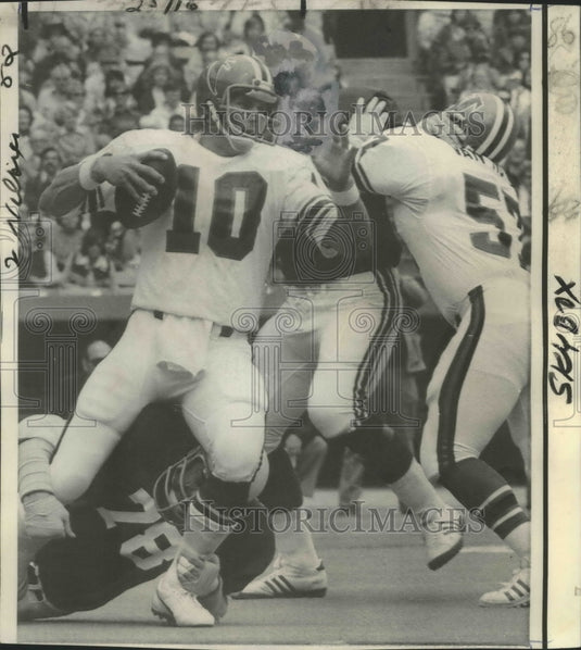 1975 Press Photo Atlanta Falcons Quarterback Steve Bartkowski Against St. Louis- Historic Images