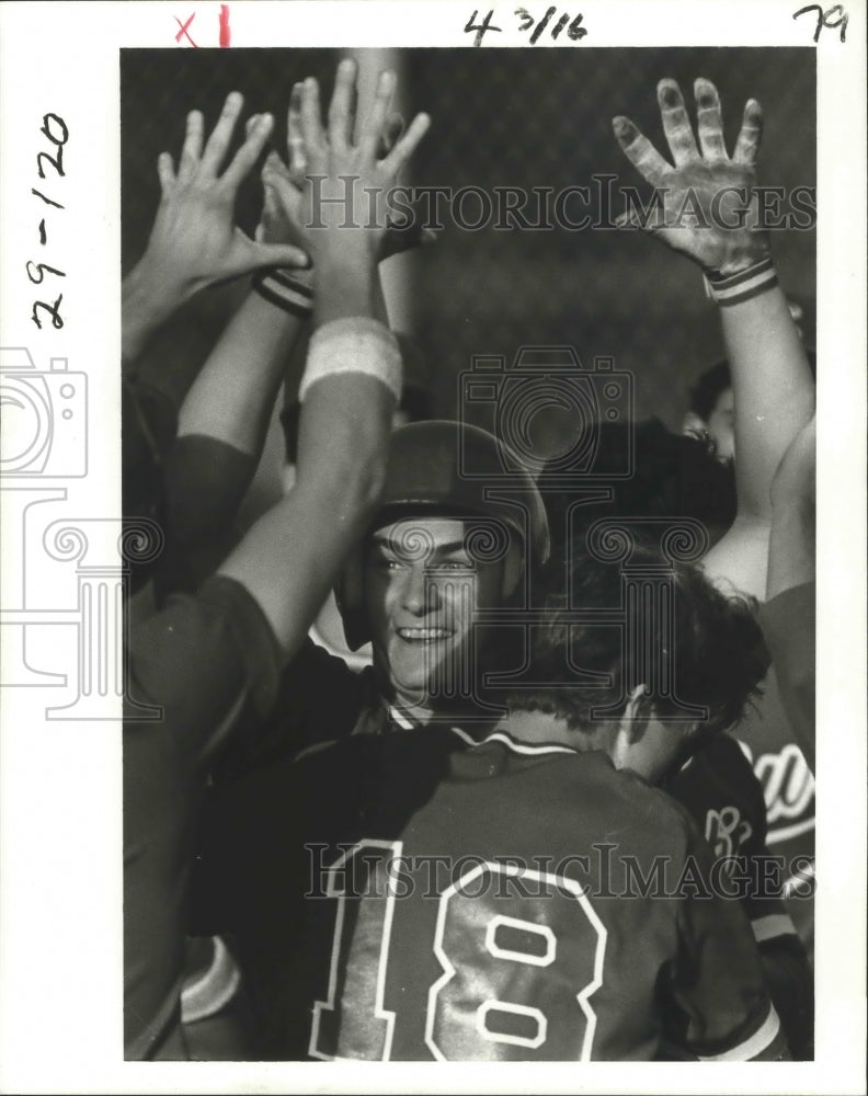 1986 Press Photo Baseball Players Giving a Teammate High Fives - nos03105- Historic Images