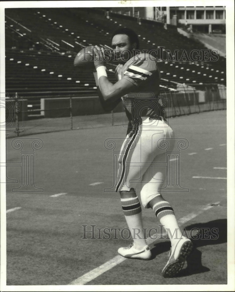 1977 Press Photo Football - Art Bailey, Quarterback for Cincinnati - nos03164- Historic Images