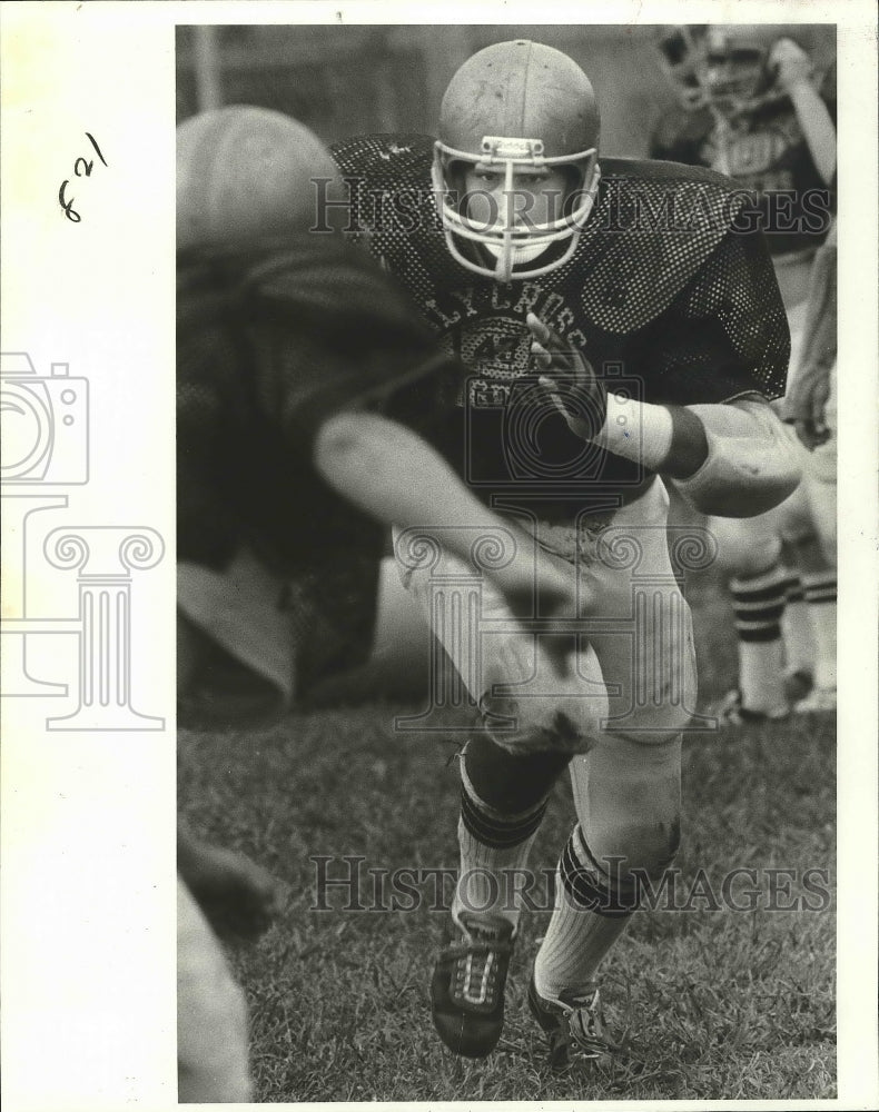 1982 Press Photo Football - Roland Barbay Sr. Playing For Holy Cross - nos03522- Historic Images