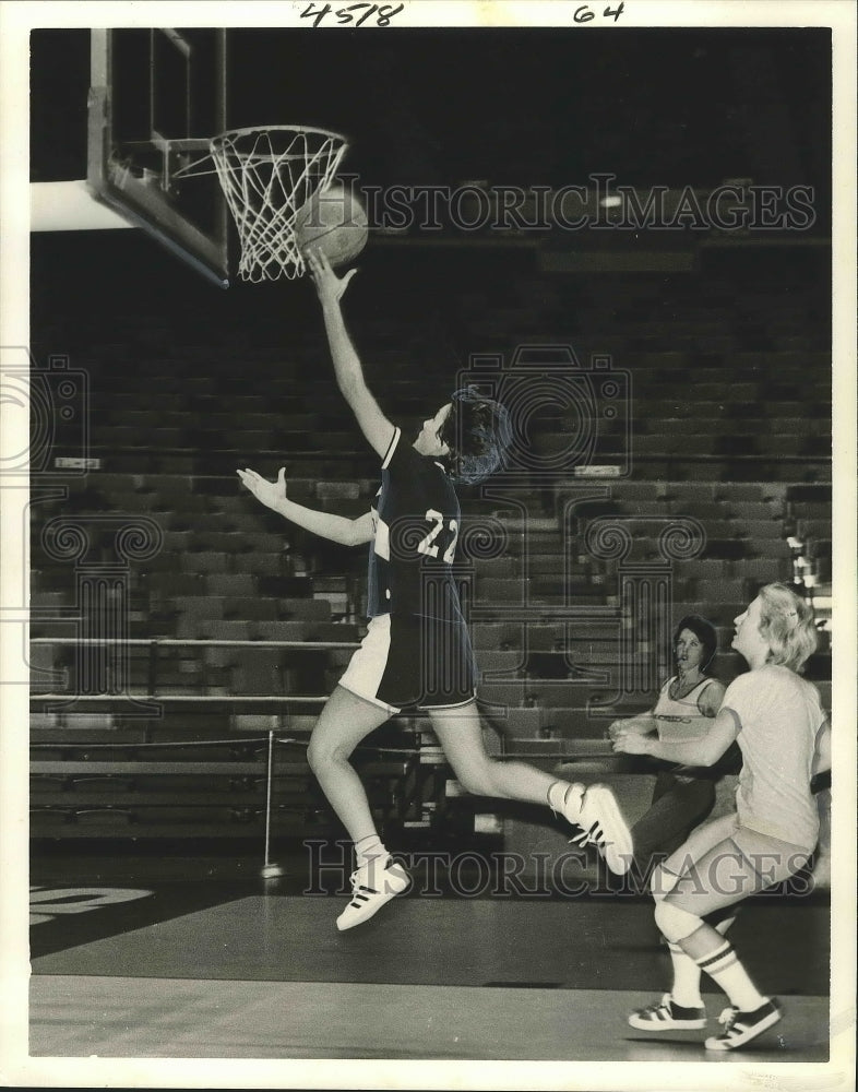 1976 Press Photo Margie Bayard, Chapelle Basketball Player Scores at Game - Historic Images