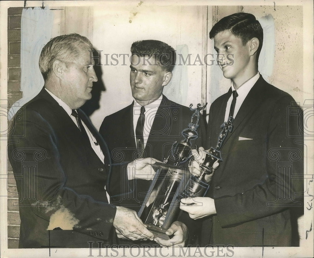 1964 Press Photo John Beattie, McDonogh Head Presents Trophies at Banquet- Historic Images