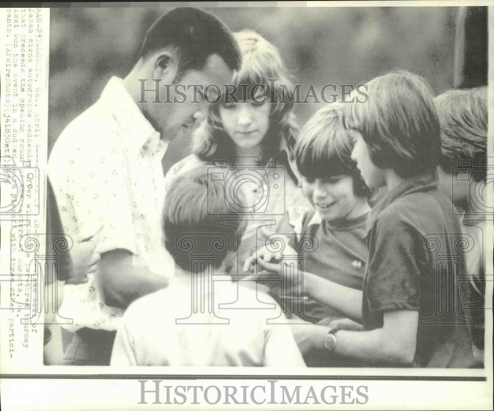 1975 Press Photo Golf - Isao Aoki Signs Autographs at Masters in Augusta - Historic Images