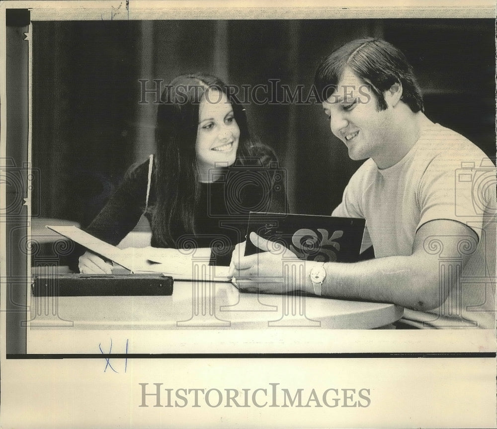 1972 Press Photo Football - Florida Lineman Fred Abbott &amp; Barbara Pattillo Study- Historic Images