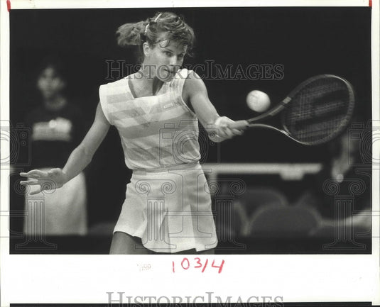 1986 Press Photo Diane Balastrat, Tennis Player Swings to Hit Tennis Ball - Historic Images
