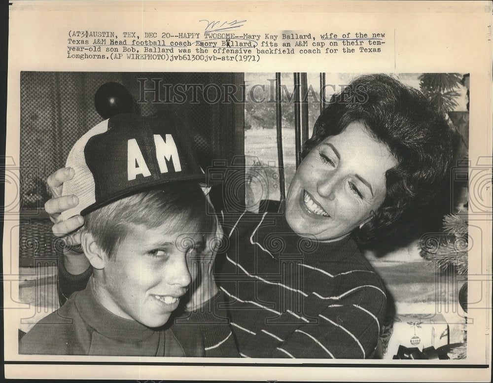 1971 Press Photo Wife and Son of Emory Ballard, Texas A&amp;M Head Football Coach- Historic Images