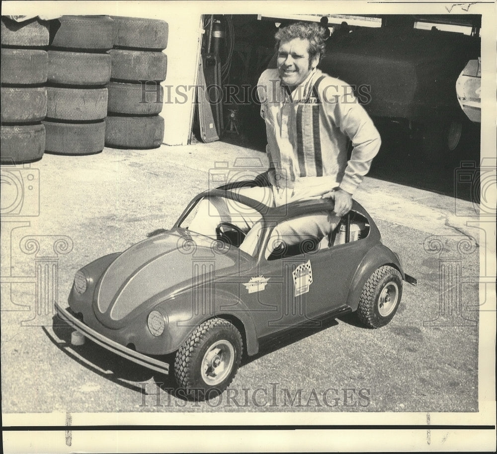 1973 Press Photo Buddy Baker, Race Car Driver in Miniature Car at Garage Area- Historic Images