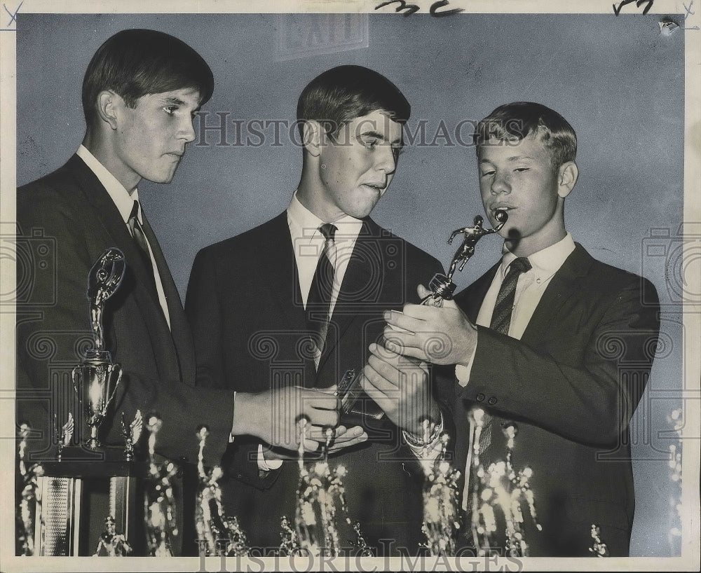 1967 Press Photo Sam Barthe Track Stars at Monteleone Hotel Honros with Trophies- Historic Images