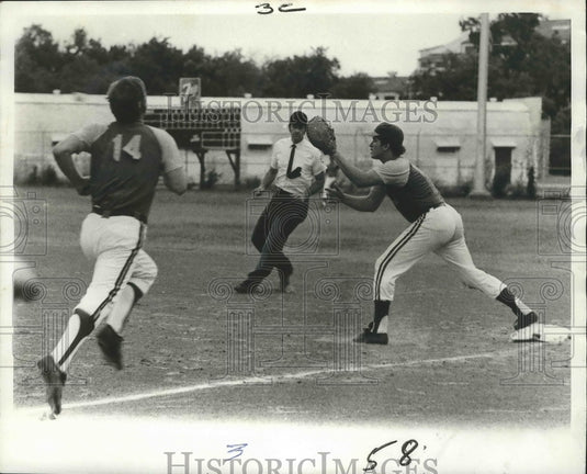1971 Press Photo Bob Baracco, Baseball First Baseman and Runner Steve McGovern - Historic Images