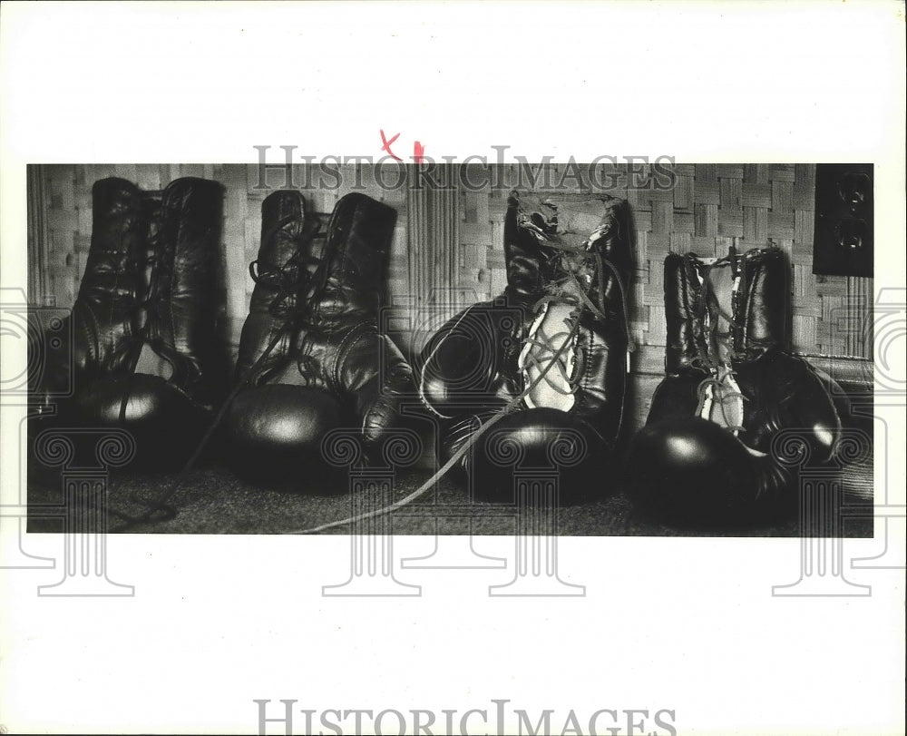 1986 Press Photo Sparring Gloves Line Up at Wilfred Benitez&#39; Hotel Room - Historic Images