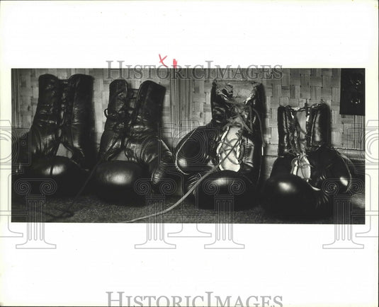1986 Press Photo Sparring Gloves Line Up at Wilfred Benitez' Hotel Room - Historic Images