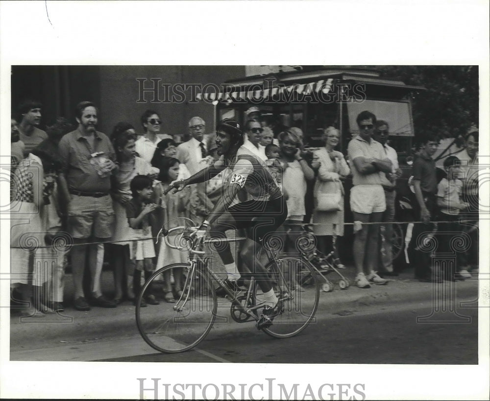 1983 Press Photo Bastille Day Bicycle Race Winner Tony Chamorro and Spectators- Historic Images