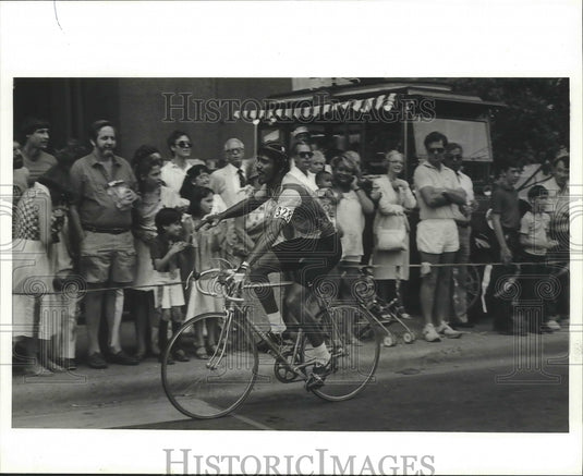 1983 Press Photo Bastille Day Bicycle Race Winner Tony Chamorro and Spectators- Historic Images