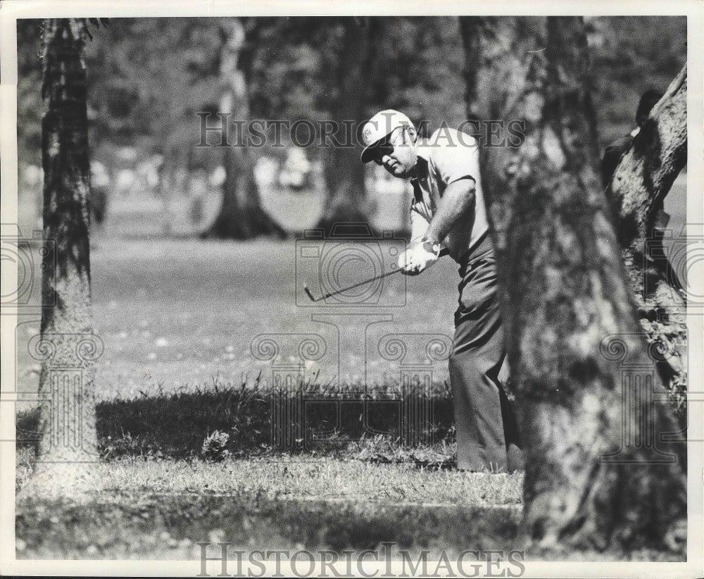 1973 Press Photo Golfer Miller Barber Swings Club in the Trees - nos04210- Historic Images