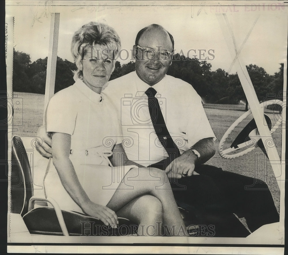 1970 Press Photo Golfer Miller Barber with Wife Karen at Lakewood Country Club - Historic Images