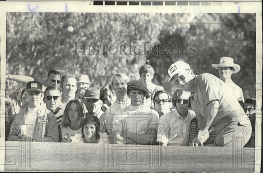 1971 Press Photo Golfer Miller Barber Hits Ball on Greens with On Lookers - Historic Images