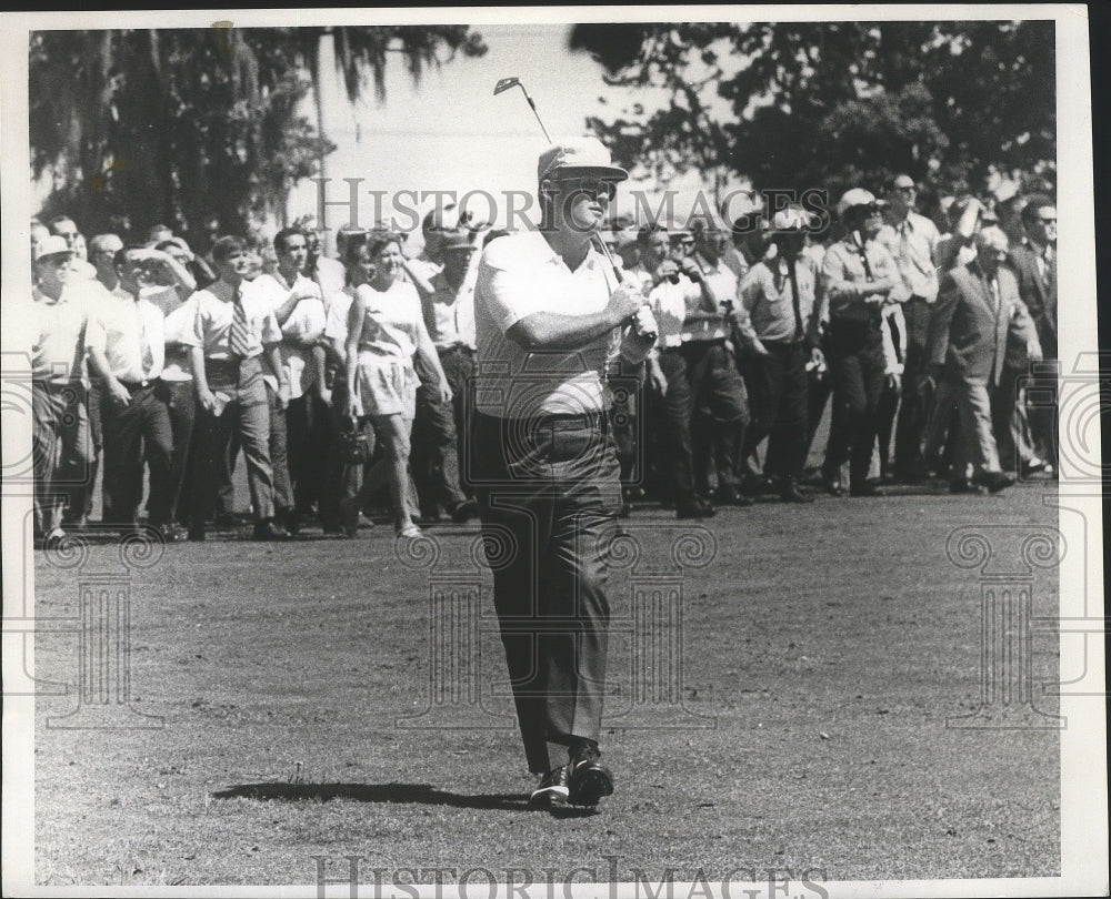 1970 Press Photo Golfer Miller Barber Walks on the Greens with On Lookers- Historic Images