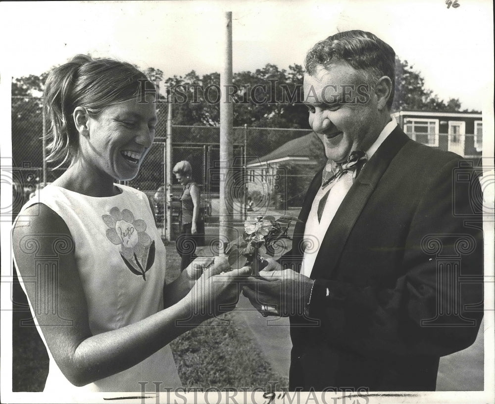 1973 Press Photo Tennis Players Peggy Moore and Roy Bartlett at Match - Historic Images