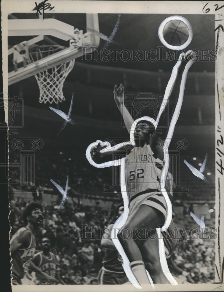 1975 Press Photo Jim Brewer, Cavaliers Basketball Player Takes Shot at Game- Historic Images