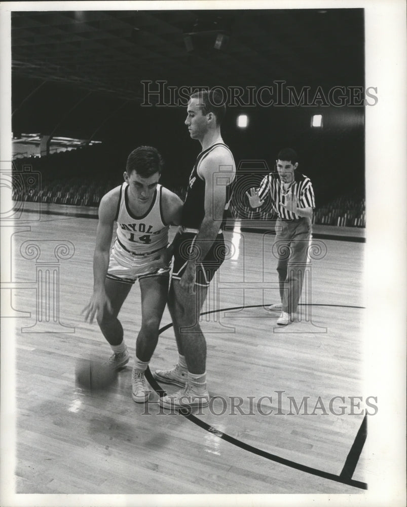 1961 Press Photo Basketball - Loyola&#39;s Ed Kennedy &amp; Larry Hoyt Demonstrate Foul - Historic Images