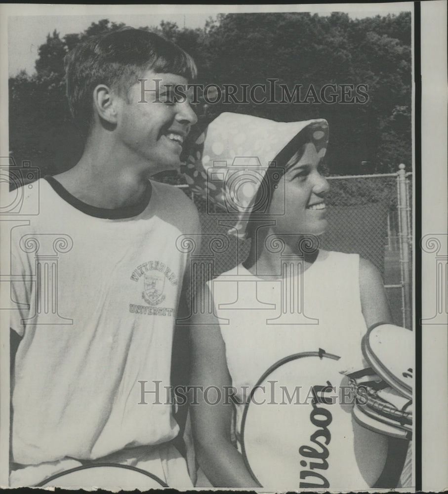 1968 Press Photo Tennis Players Linda Tuero and Charlie Owens at Tournament - Historic Images