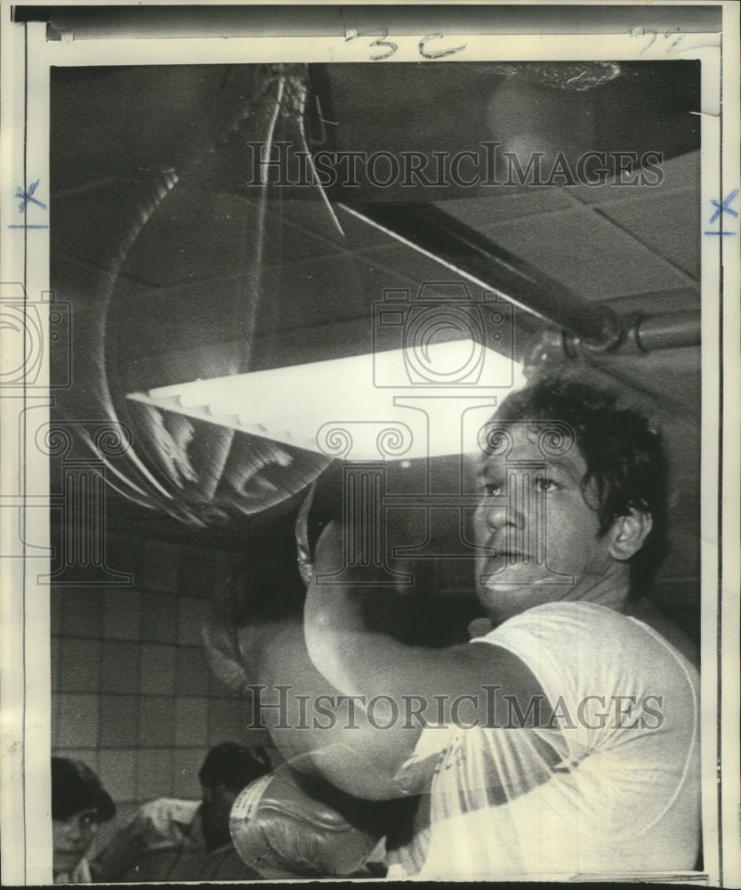 1970 Press Photo Oscar Bonavena, Argentine Heavyweight Boxer Punches Bag at Gym - Historic Images