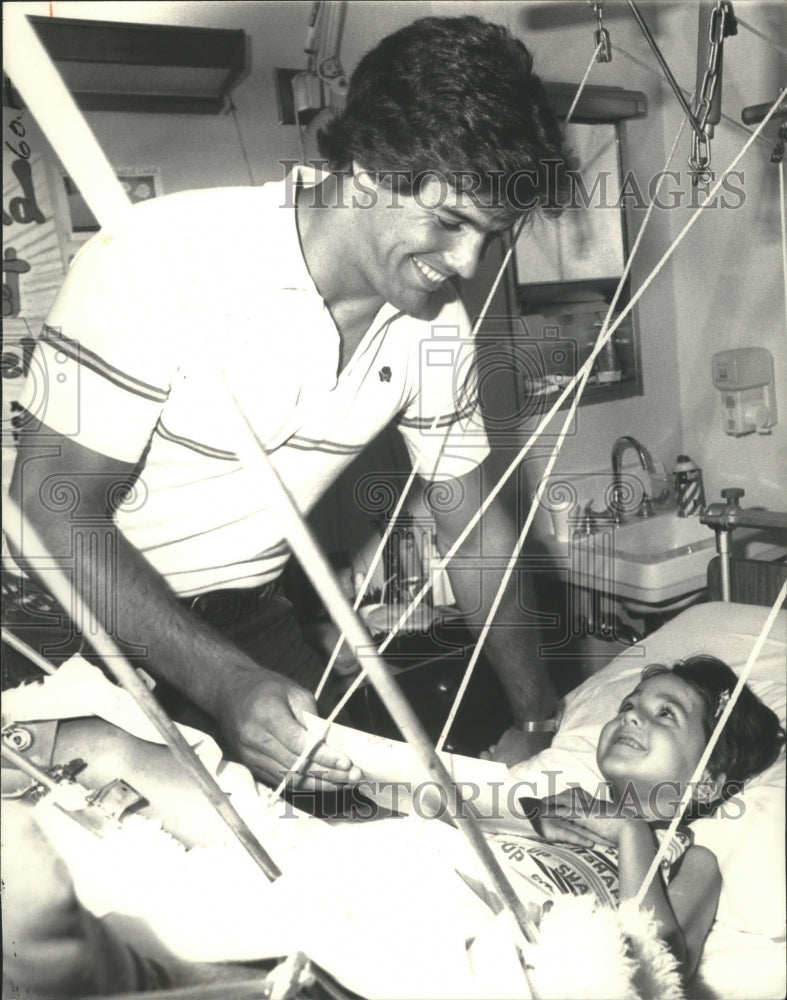 1980 Press Photo New Orleans Saints Kenny Bordelon Talks with Child Todd Woolery - Historic Images