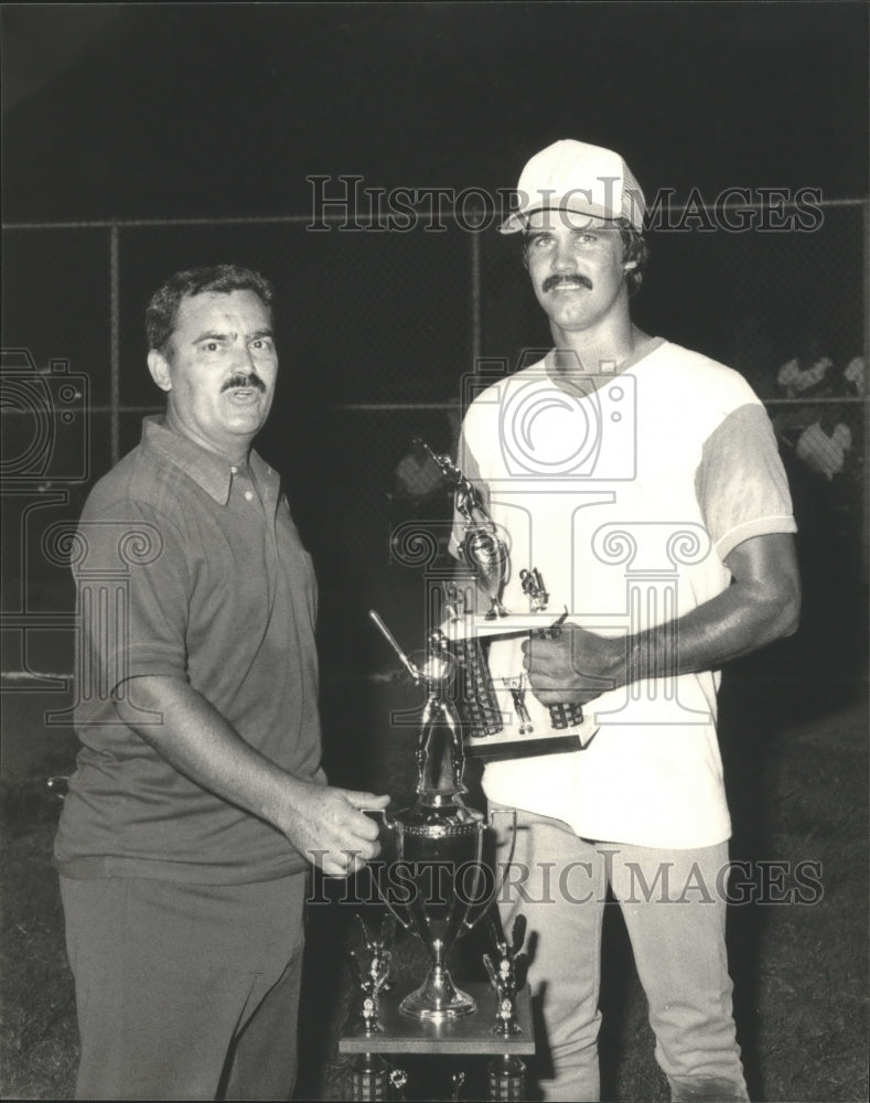 1981 Press Photo Moose Bettencourt with Most Valuable Player Charles Zornes- Historic Images