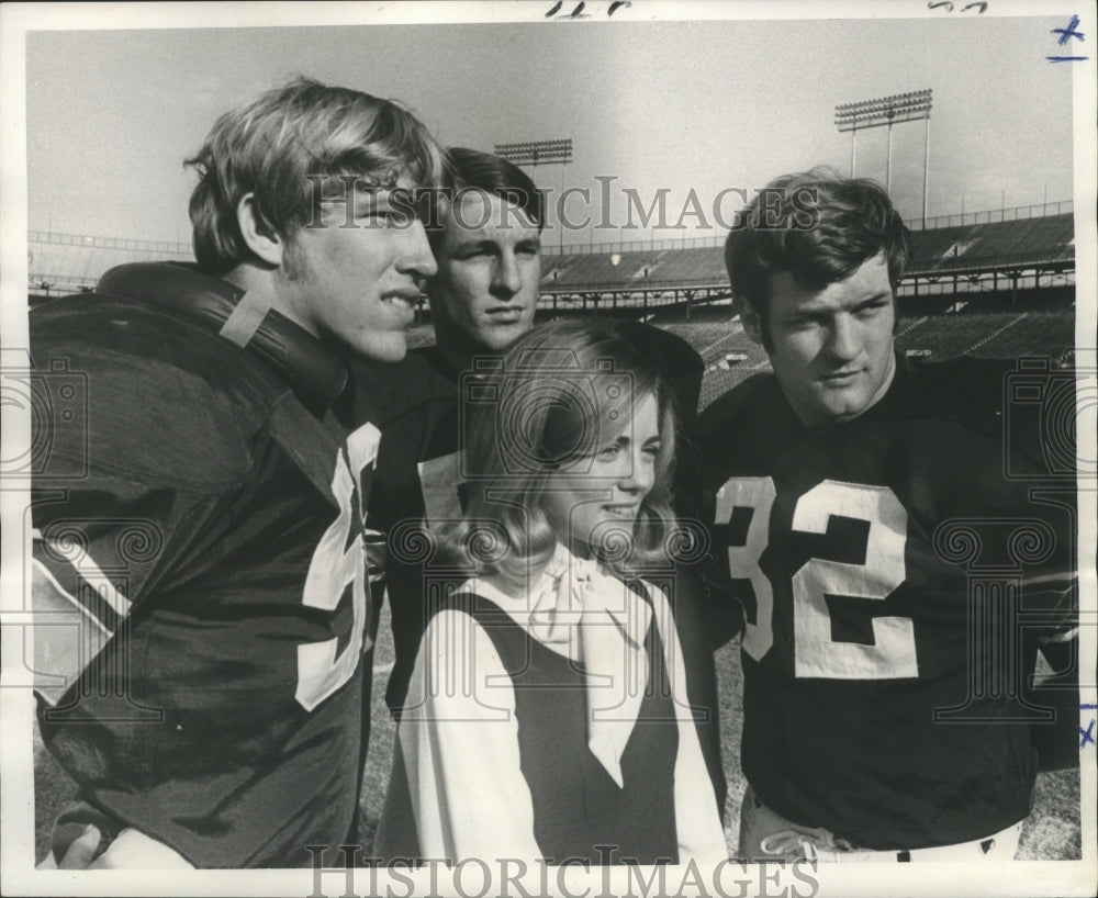 1970 Press Photo Beverly Bennett, Tulane Student with Green Wave Linebackers- Historic Images