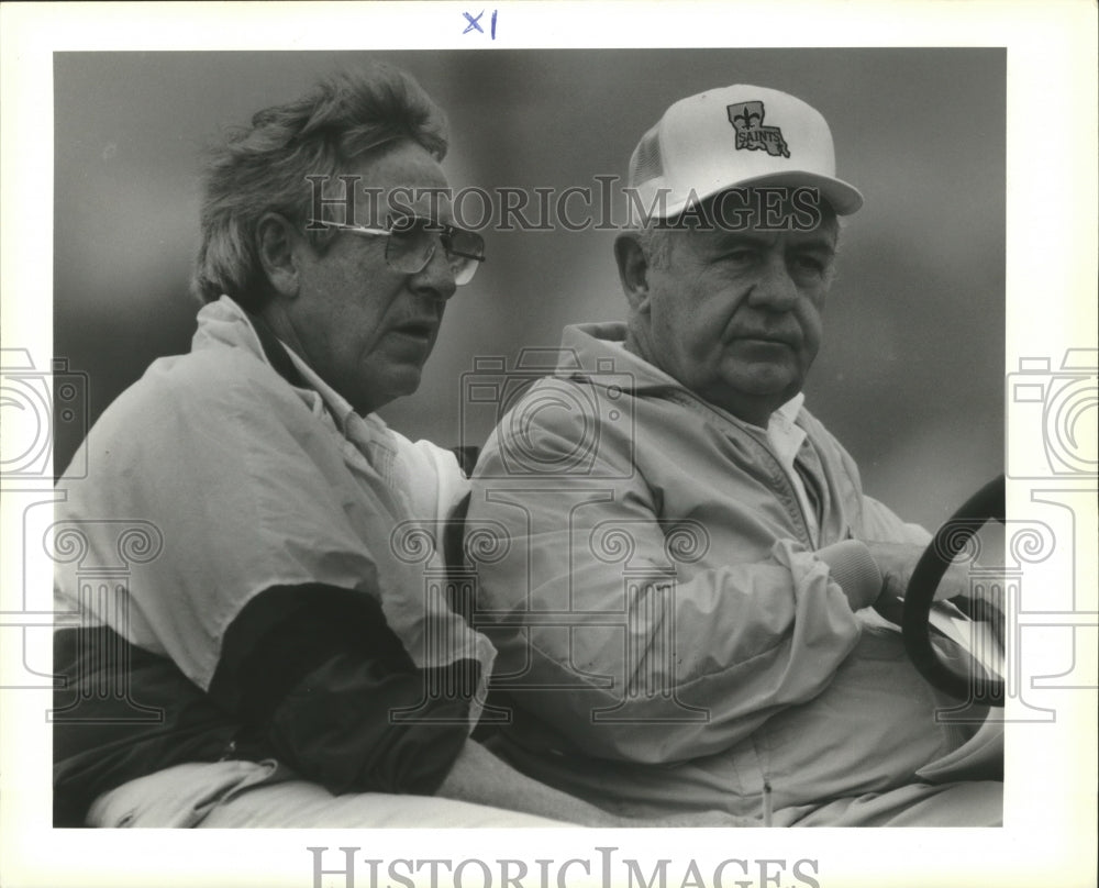 1990 Press Photo Tom Benson and Coach Finks at Training Camp - nos05433- Historic Images