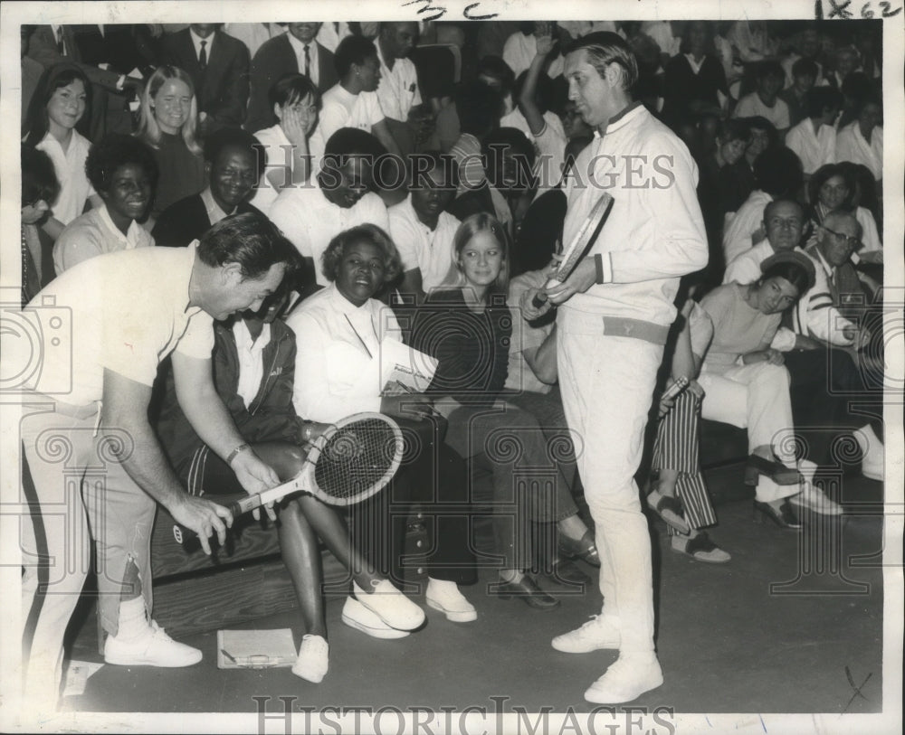 1970 Press Photo Victor Braden, Tennis Coach at Louisiana State University Gym- Historic Images