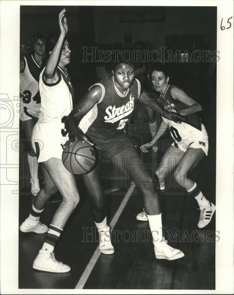 1981 Press Photo Sybil Blalock, New Orleans Streak Basketball Player at Game - Historic Images