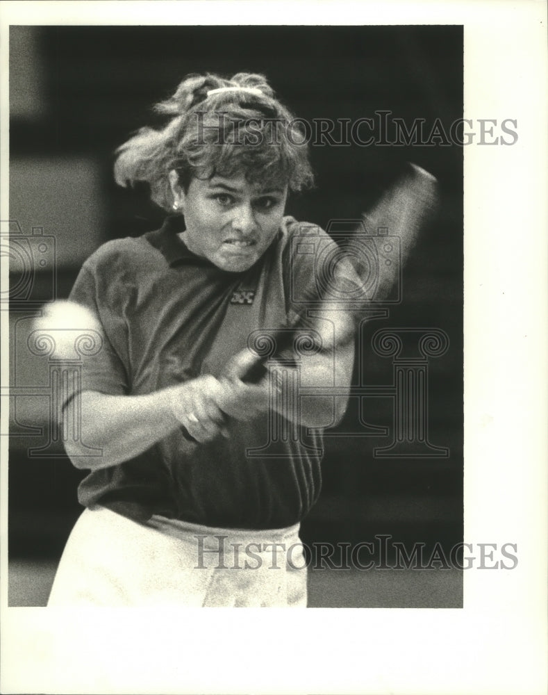 1987 Press Photo Tennis - Beverly Bowes Returns Volley Against Kate Gompert - Historic Images