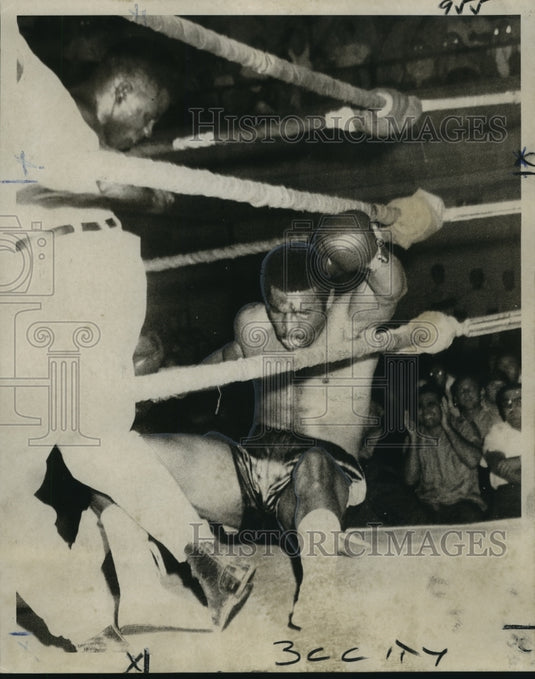 1970 Press Photo Norbert "Kaye" Cody collapses, Johnny "The Mad" Baldwin, Boxers- Historic Images