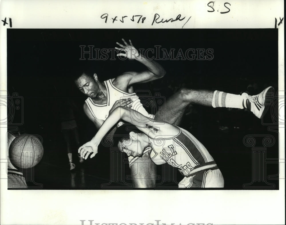 1981 Press Photo Keith Anderson and Lemuel Clanton in Basketball Game- Historic Images