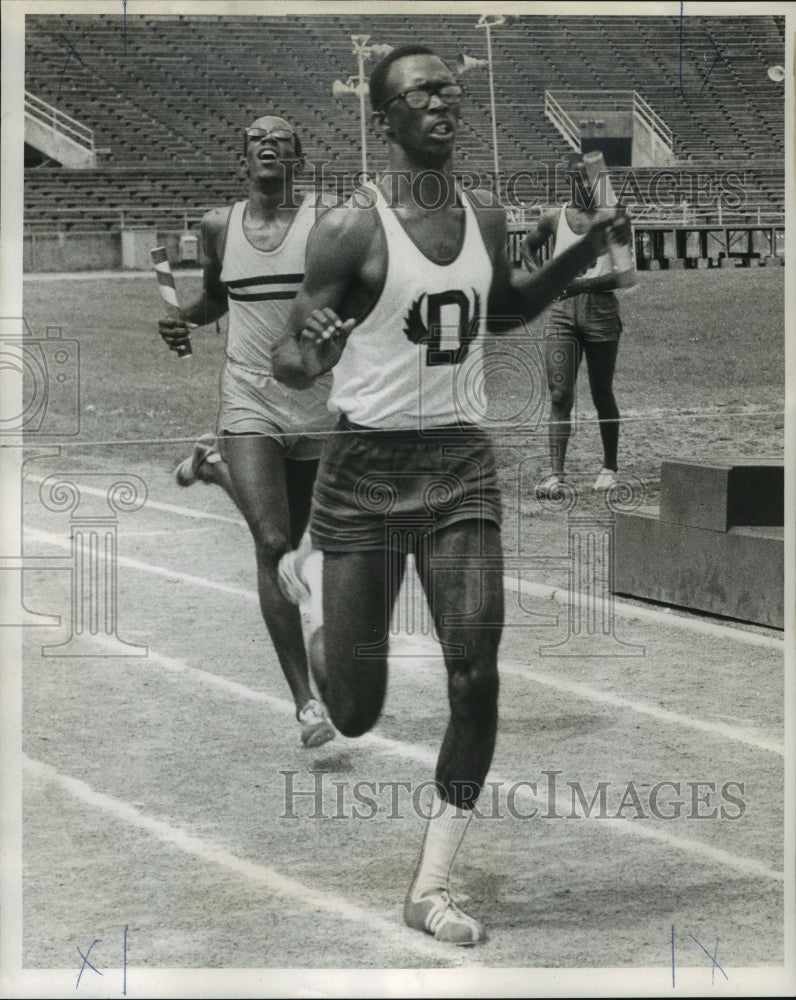 1988 Press Photo James Cobb, Dillard Blue Devils Relay Runner at Track Meet - Historic Images