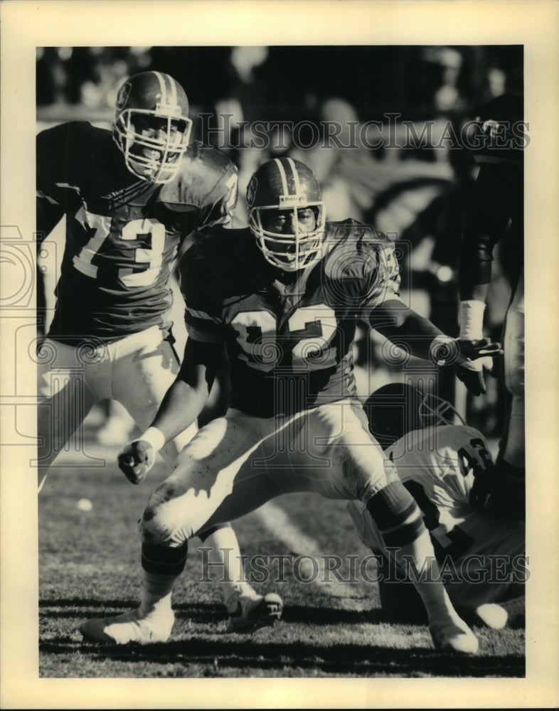 1990 Press Photo Denver Broncos Alphonso Carreker &amp; Simon Fletcher in Game - Historic Images